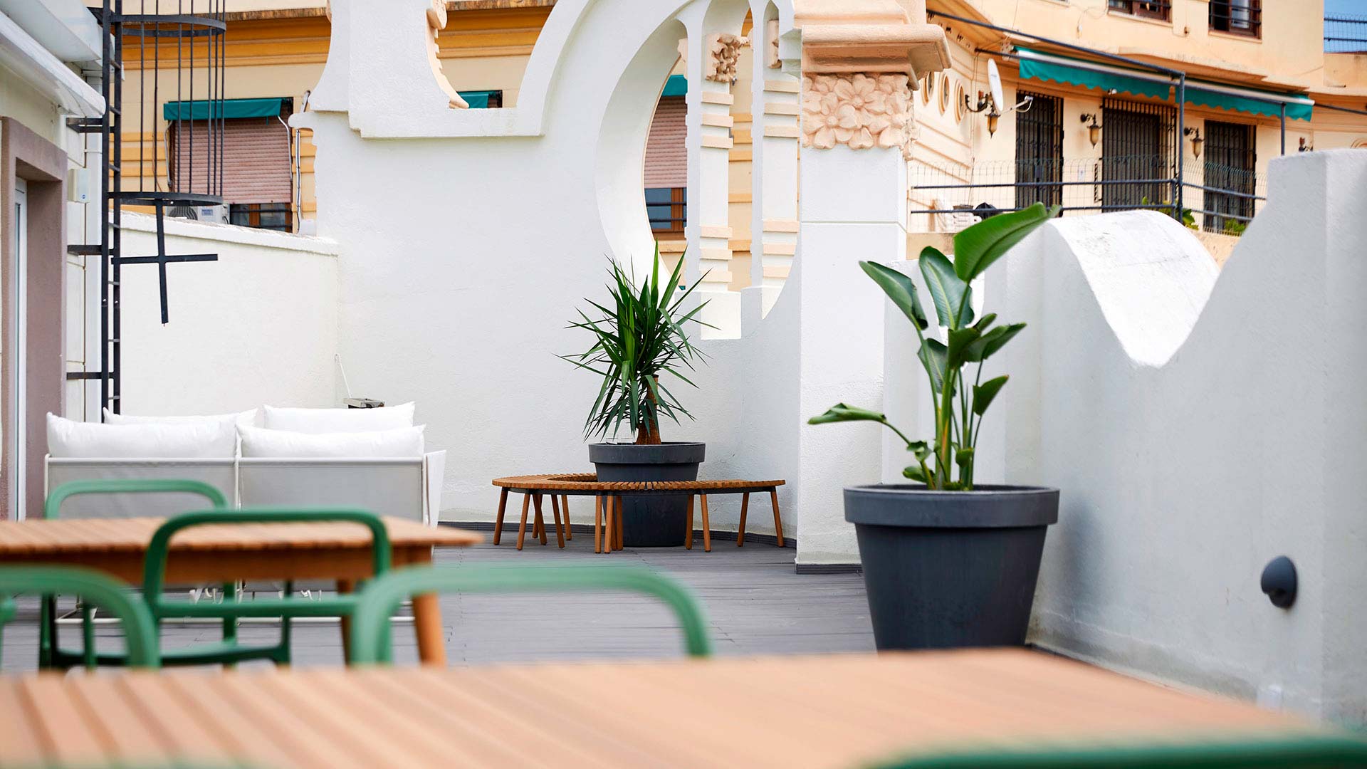 The outdoor areas of the offices, which had been leisure areas, are equipped with wifi network, power sockets and mobile videoconferencing equipment and become an open and flexible workspace. This is the case of the Abessis offices in Valencia.