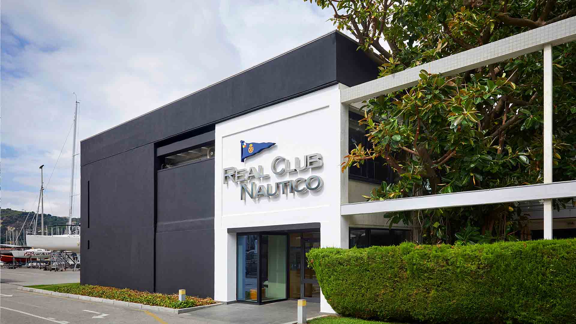Image du siège du Real Club Náutico de Barcelona, dont les travaux d'architecture, d'ingénierie et de construction ont été réalisés par Grup Idea.