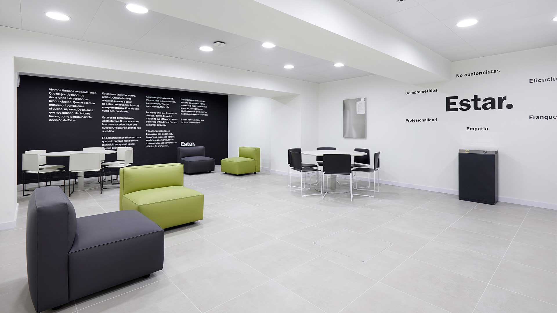 Imagen de la flagship store de Banco Sabadell en Vilafranca, un proyecto de implementación de Grup Idea.