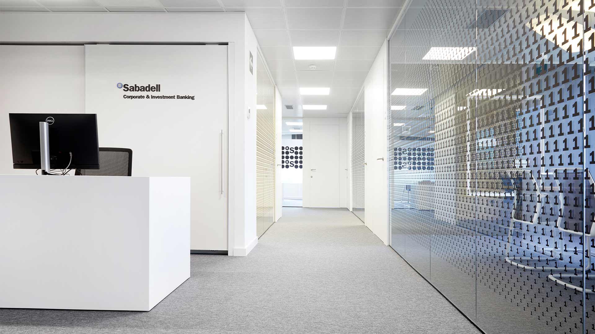 Imagen de Banc Sabadell Hub Diagonal, diseño e implementación de bancos por Grup Idea.